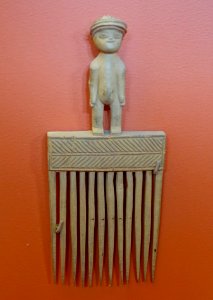 Comb, Africa, Angola (Chokwe), wood - Redpath Museum - McGill University - Montreal, Canada - DSC08245