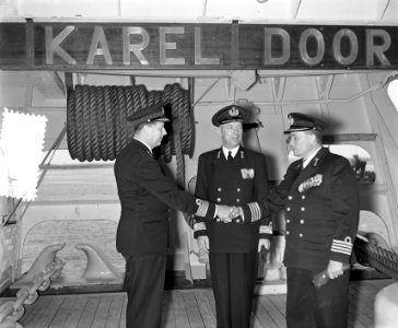 Commando-overdracht op Hr. Ms. Karel Doorman. Links Kapitein ter zee J.J. Go…, Bestanddeelnr 906-7989