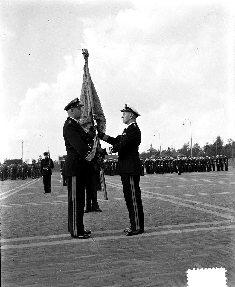Commando-overdracht Mariniers in de Van Ghentkazerne te Rotterdam. tussen genera, Bestanddeelnr 906-7378