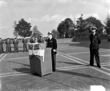 Commando-overdracht Mariniers in de Van Ghentkazerne te Rotterdam. tussen genera, Bestanddeelnr 906-7380
