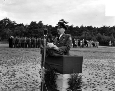 Commando-overdracht Deelen Kapitein ter Zee G. van der Tok en Luitenant Kolonel , Bestanddeelnr 904-6798