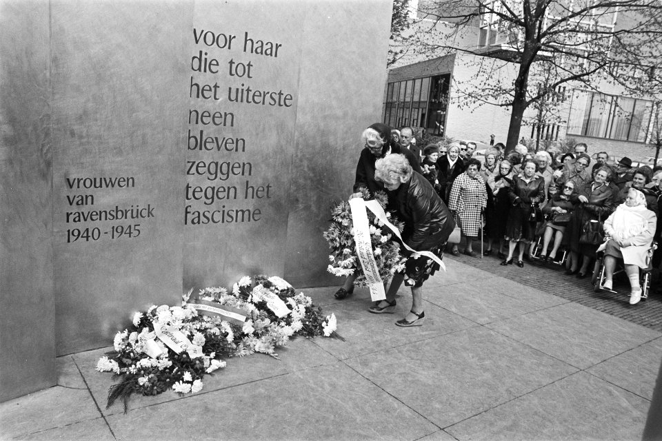Comité vrouwen van Ravensbrück leggen bloemen bij het monument op Museumplein, Bestanddeelnr 929-1510