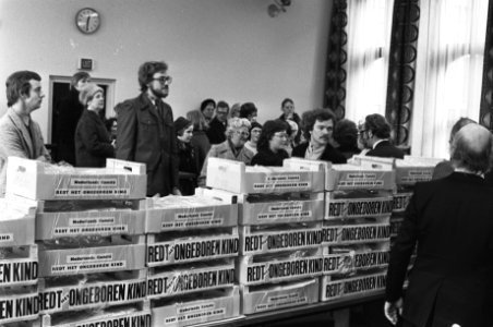 Comitee Redt het ongeboren kind biedt handtekeningen aan Vondeling aan het aa, Bestanddeelnr 928-4950