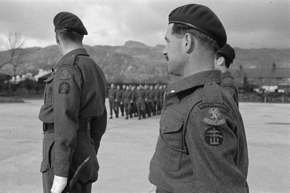 Commando-training. The O.C. with his junior officers, standing smartly to atten, Bestanddeelnr 934-9411