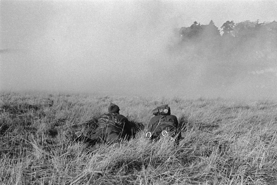 Commando-training. Taking cover before the attack through a smoke screenDekki, Bestanddeelnr 934-9407