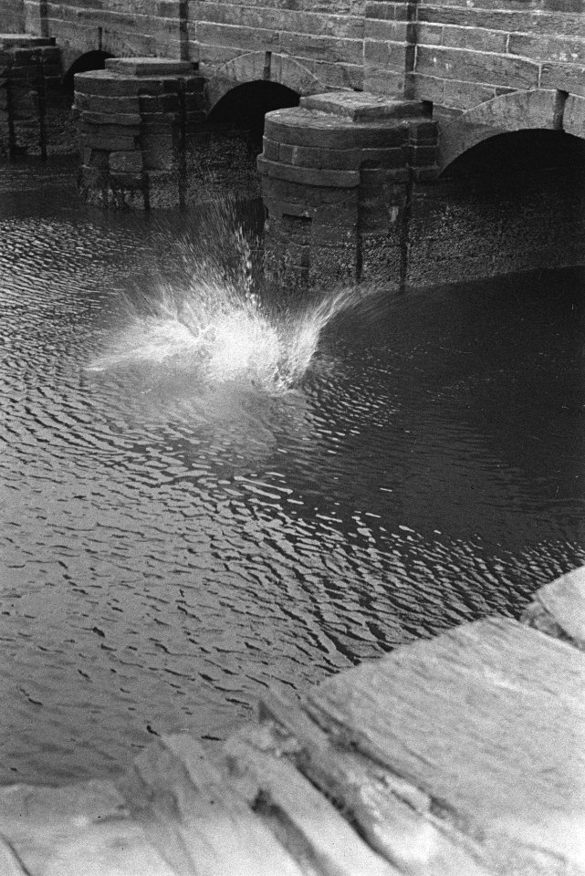 Commando-training. Diving of a bridge in icy cold water, fully clad, is all in , Bestanddeelnr 934-9408