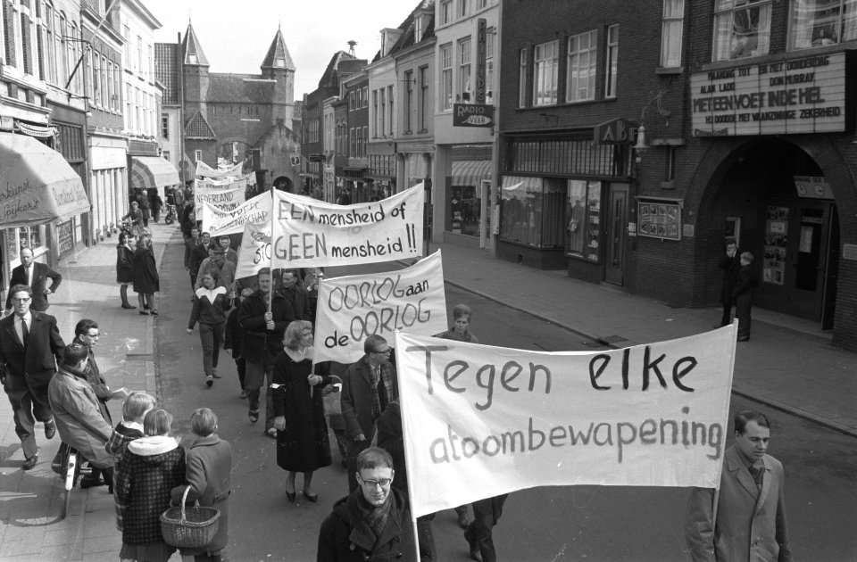 Comite 1961 van de Vrede organiseert anti-atoombommars te Amersfoort De optocht, Bestanddeelnr 912-2998