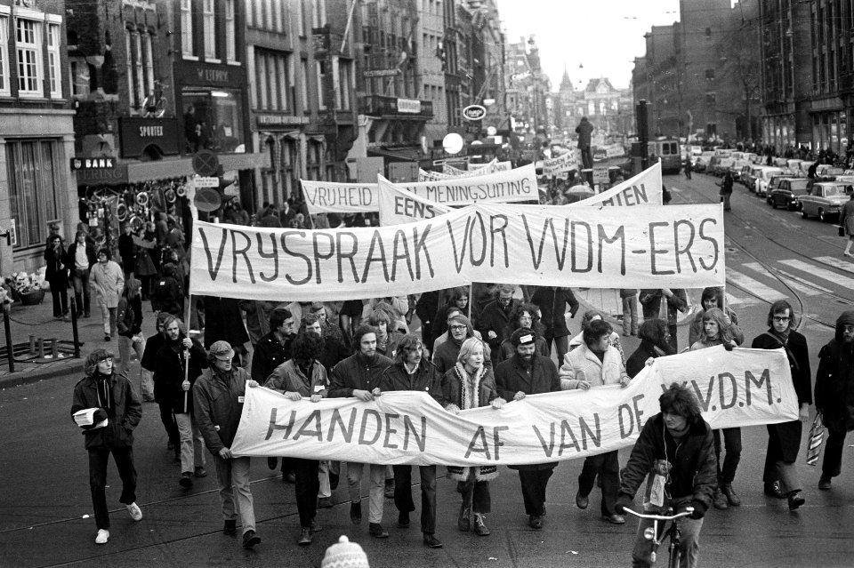 Comite Handen af van VVDM demonstreert in Amsterdam, overzicht van demonstranten, Bestanddeelnr 926-0312
