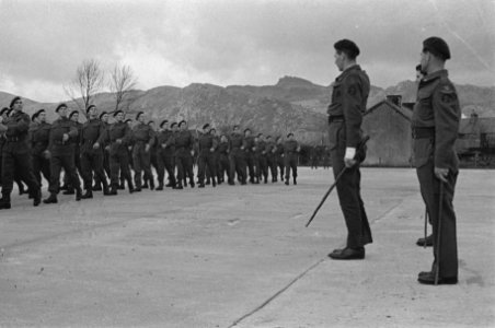 Commando-training. The finish off the days work a parade and a march past with , Bestanddeelnr 934-9410