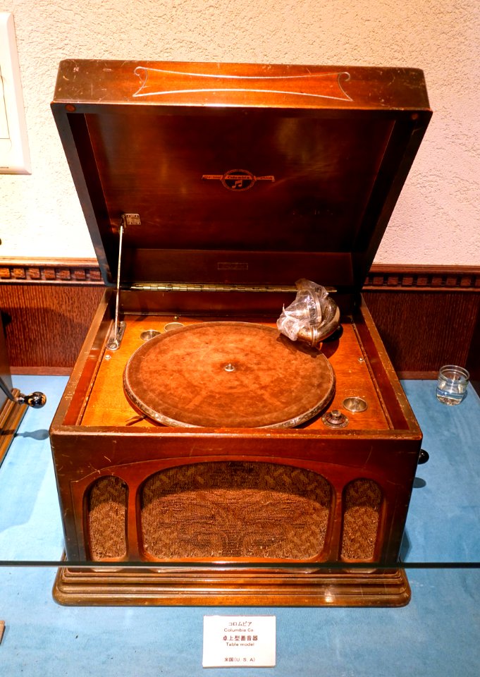 Columbia Grafonola Table Model, Columbia Co., USA, undated - Kanazawa Phonograph Museum - Kanazawa, Japan - DSC01052