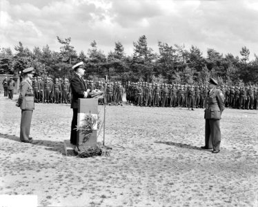 Commando-overdracht Vliegbasis Deelen. Kapitein ter Zee G. van der Tok en Luiten, Bestanddeelnr 904-6800