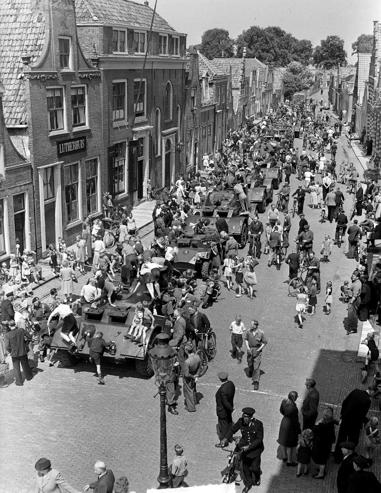 Colonne verkenningsvoertuigen van de Pantserschool uit Amersfoort in West-Friesl, Bestanddeelnr 903-4255