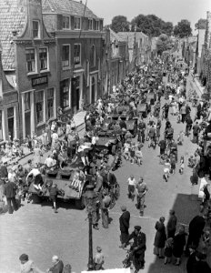 Colonne verkenningsvoertuigen van de Pantserschool uit Amersfoort in West-Friesl, Bestanddeelnr 903-4255