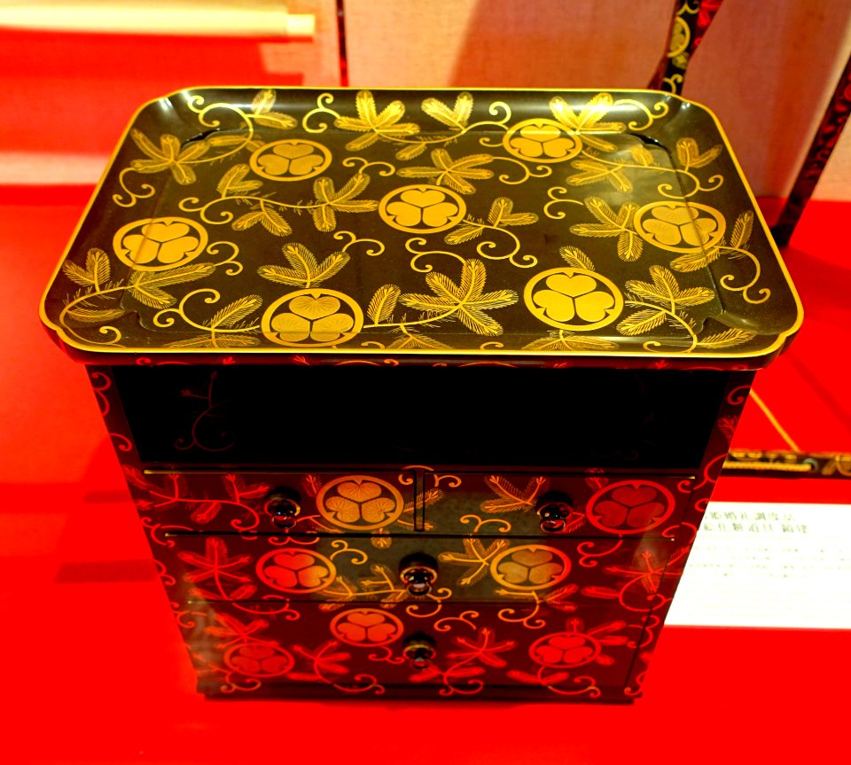 Comb box, wedding item of Yo-hime, daughter of 11th Tokugawa Shogun Ienari married to Maeda Nariyasu, maki-e lacquer - Exhibition Room - Shinise Kinenkan Museum - Nagamachi - Kanazawa, Japan - DSC00271