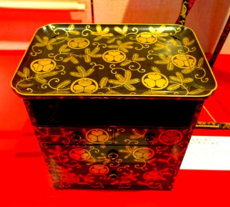 Comb box, wedding item of Yo-hime, daughter of 11th Tokugawa Shogun Ienari married to Maeda Nariyasu, maki-e lacquer - Exhibition Room - Shinise Kinenkan Museum - Nagamachi - Kanazawa, Japan - DSC00271