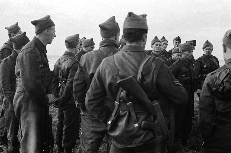Commando-training. Before the exercise the men listen carefully, Bestanddeelnr 934-9403