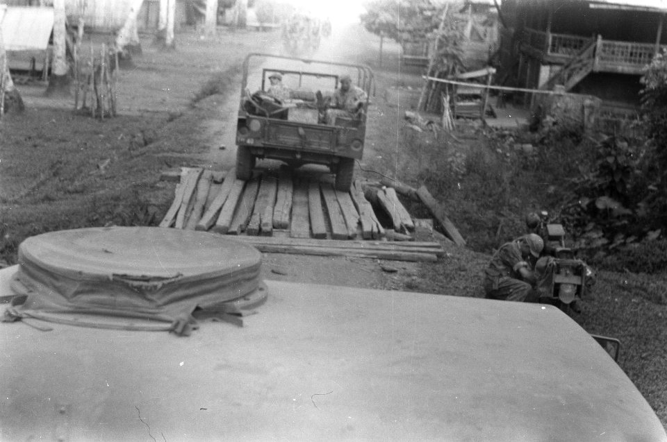 Colonne militaire voertuigen passeert een geimproviseerde brug over een greppel, Bestanddeelnr 321-1-4