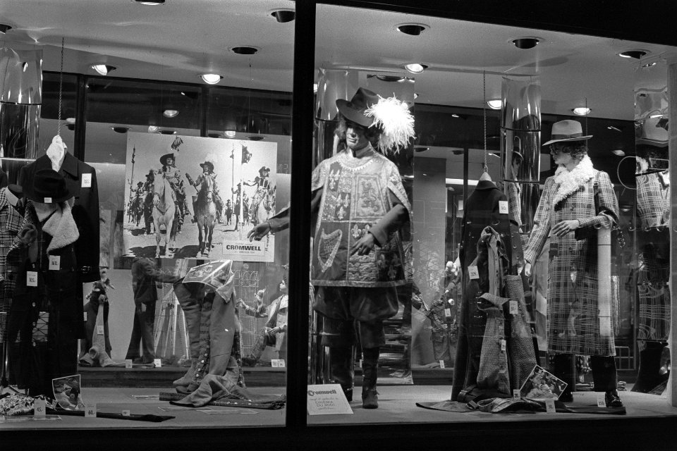 Columbia Film opdracht etalage Gerzon met reclame Cromwell, Kalverstraat, Amste, Bestanddeelnr 923-8831