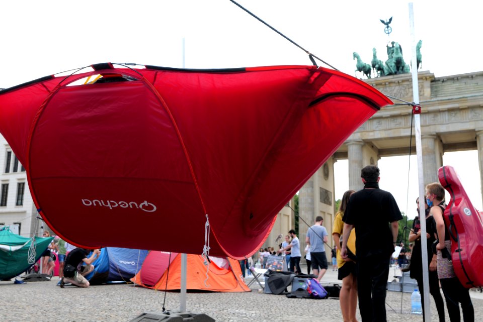 Coloured Rain protest Berlin Pariser Platz 2020-07-18 30