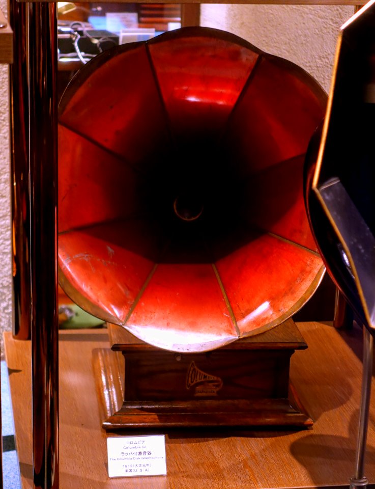 Columbia Disk Graphophone, Columbia Co., USA, 1912, view 1 - Kanazawa Phonograph Museum - Kanazawa, Japan - DSC01076