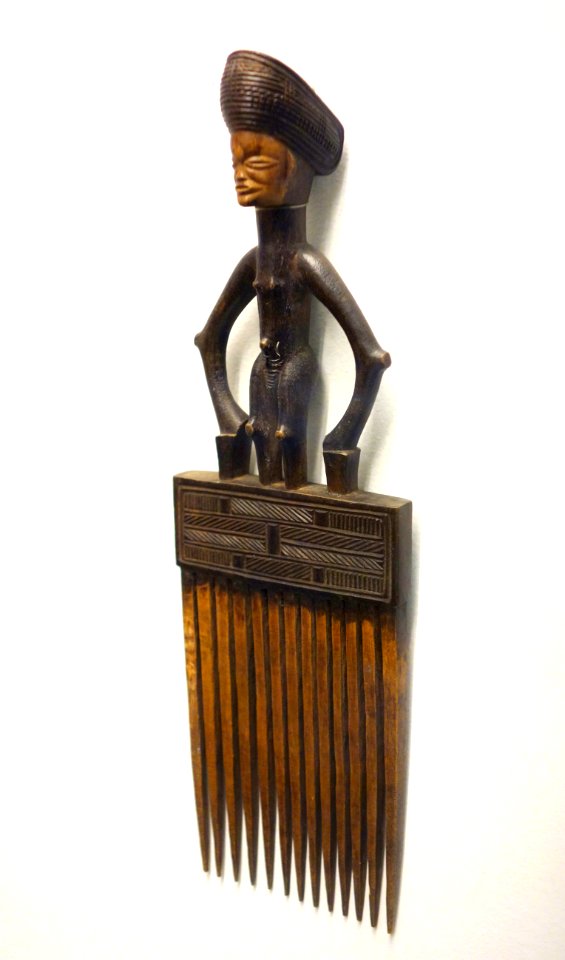Comb ornament - Cokwe, Zaire - Royal Museum for Central Africa - DSC07038