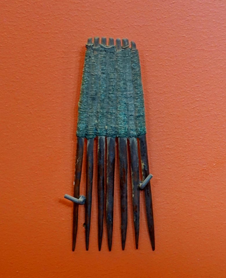 Comb, Africa, Zambia, wood and metal - Redpath Museum - McGill University - Montreal, Canada - DSC08241