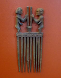 Comb, Africa, Angola (Chokwe), wood - Redpath Museum - McGill University - Montreal, Canada - DSC08243
