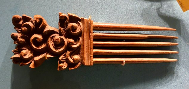 Comb, unidentified - Etnografiska museet - Stockholm, Sweden - DSC00923