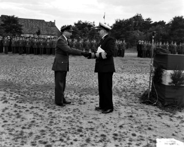 Commando-overdracht Deelen Kapitein ter Zee G. van der Tok en Luitenant Kolonel , Bestanddeelnr 904-6799