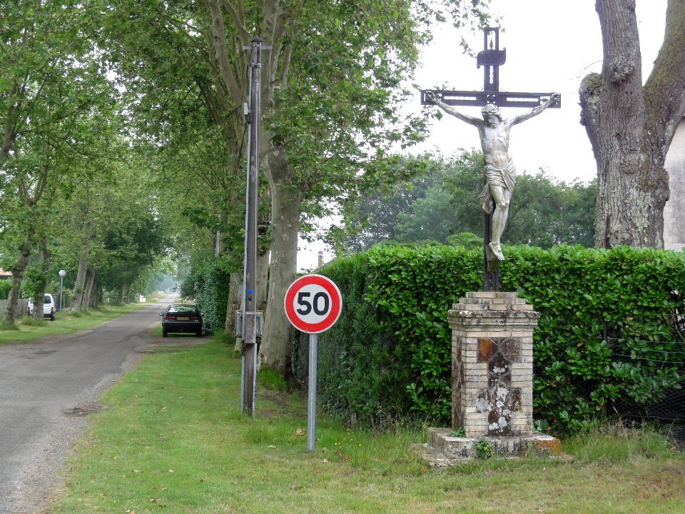Commensacq (Landes) Croix centre bourg