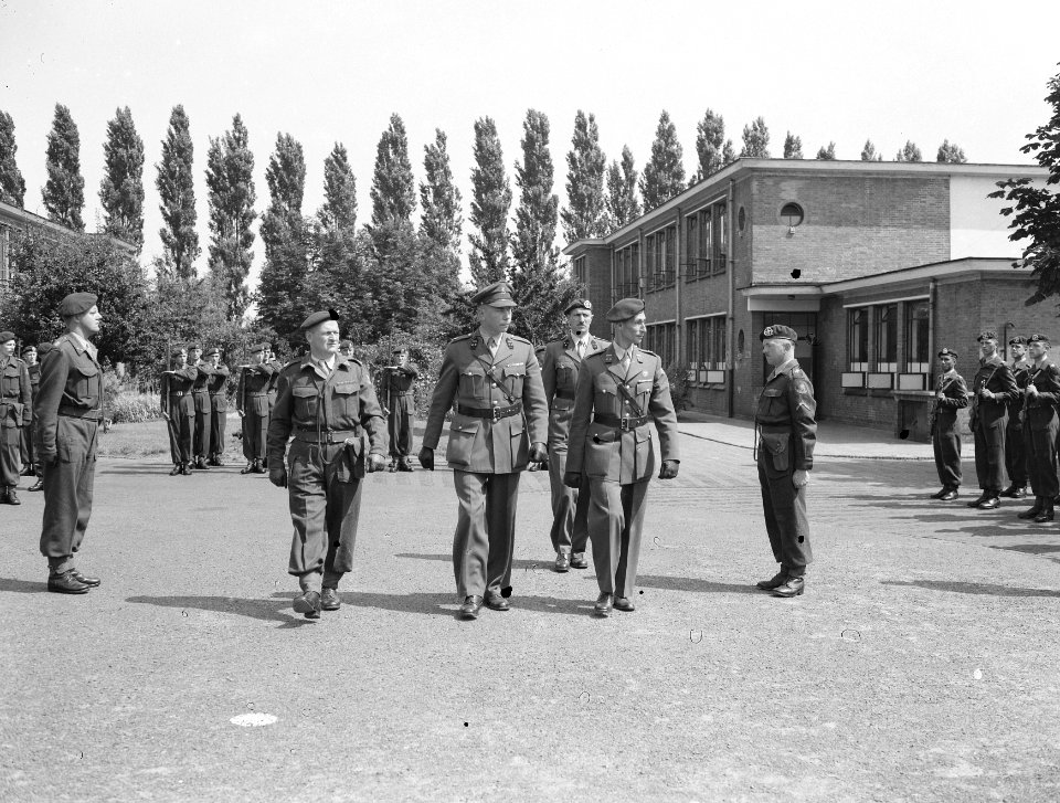 Commando overdracht in de Engelbrecht van Nassaukazerne te Roosendaal (Commandot, Bestanddeelnr 907-2358