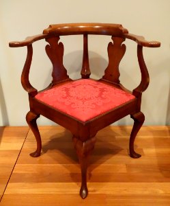 Corner chair, maker unknown, Philadelphia, c. 1750, cherry and poplar - De Young Museum - DSC00834