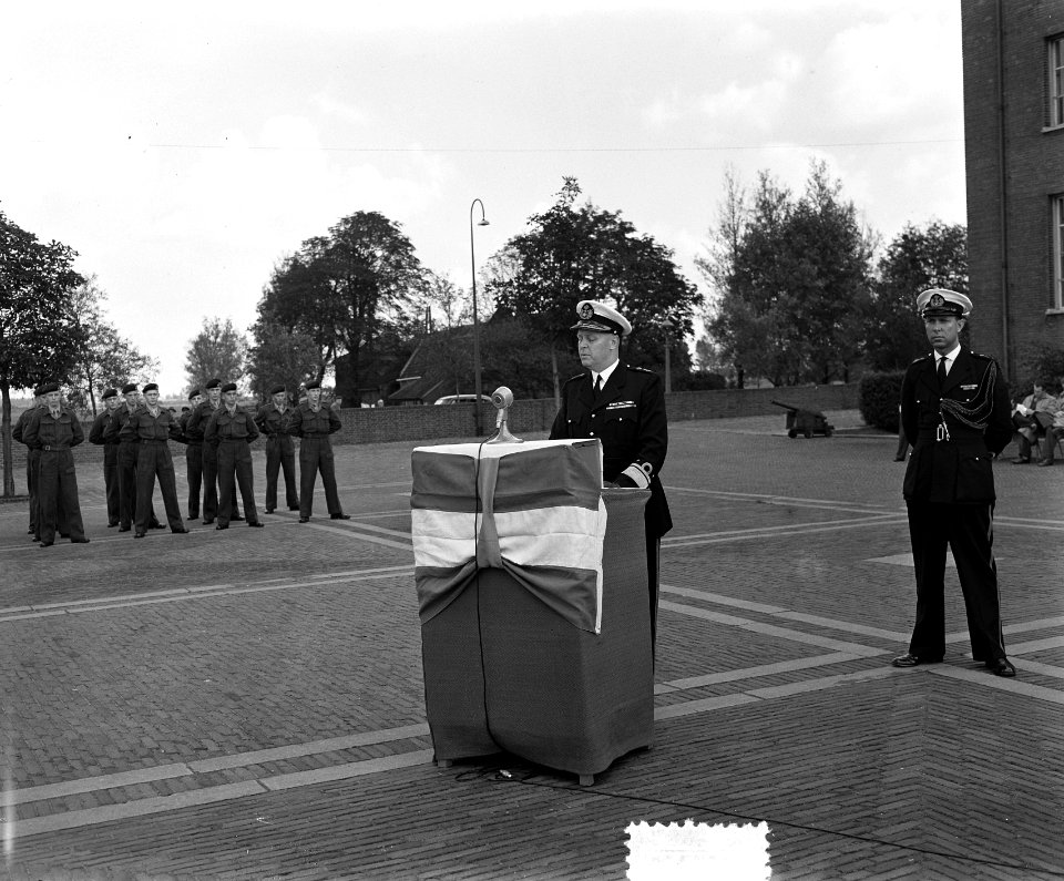 Commando-overdracht Mariniers in de Van Ghentkazerne te Rotterdam. tussen genera, Bestanddeelnr 906-7377