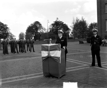 Commando-overdracht Mariniers in de Van Ghentkazerne te Rotterdam. tussen genera, Bestanddeelnr 906-7377