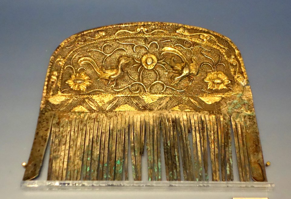 Comb, China, Tang dynasty, 618-907, silver, gilt - Royal Ontario Museum - DSC04145