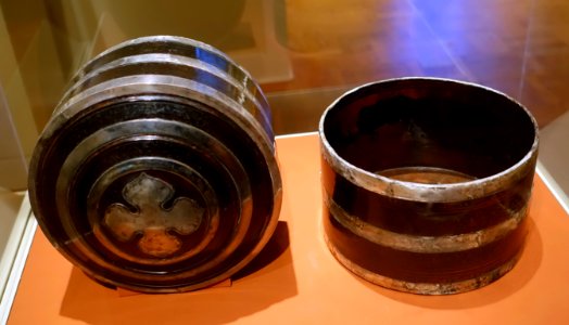 Cosmetic box (lian), China, Western Han dynasty, 206 BC to 8 AD, black lacquer, painted cinnabar lacquer, silver bands - Portland Art Museum - Portland, Oregon - DSC08566