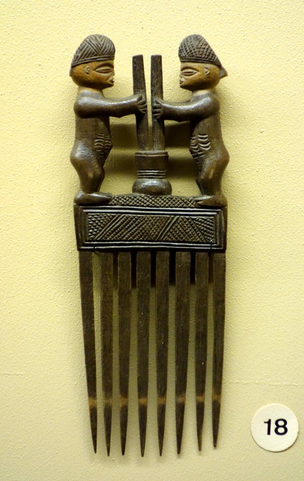 Comb with two female figurines at a mortar - Lwena - Royal Museum for Central Africa - DSC05865