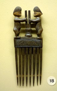 Comb with two female figurines at a mortar - Lwena - Royal Museum for Central Africa - DSC05865