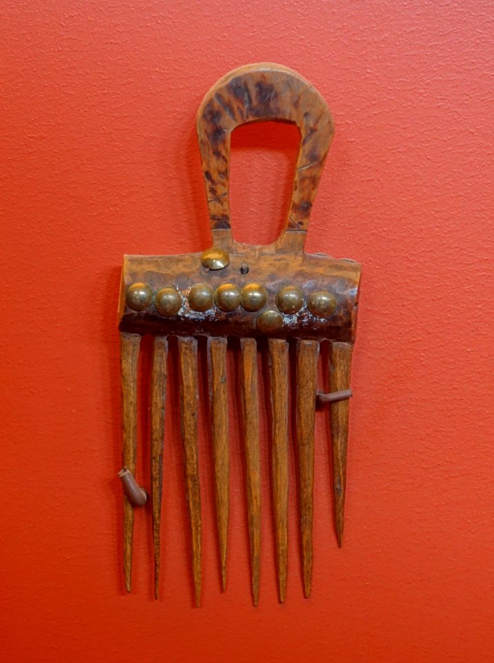 Comb, Africa, Angola (Mbundu), wood and brass - Redpath Museum - McGill University - Montreal, Canada - DSC08239