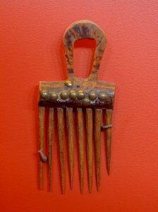 Comb, Africa, Angola (Mbundu), wood and brass - Redpath Museum - McGill University - Montreal, Canada - DSC08239
