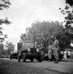 Commando-overdracht A-Divisie en territoriaal commando Oost-Java te Soerabaja. , Bestanddeelnr 8147