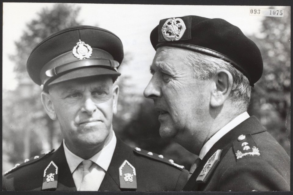 Commando-overdracht K.M.A. te Breda. De nieuwe gouverneur luitenant-generaal A.V, Bestanddeelnr 093-1075