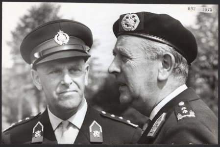 Commando-overdracht K.M.A. te Breda. De nieuwe gouverneur luitenant-generaal A.V, Bestanddeelnr 093-1075
