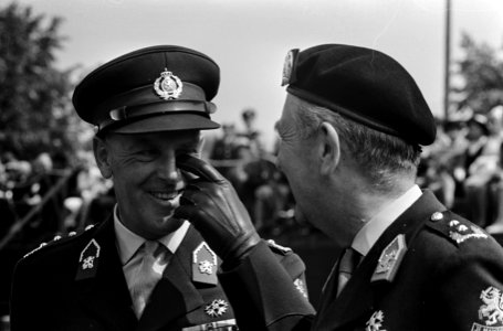 Commando-overdracht K.M.A. te Breda. De nieuwe gouverneur luitenant-generaal A.V, Bestanddeelnr 916-6806