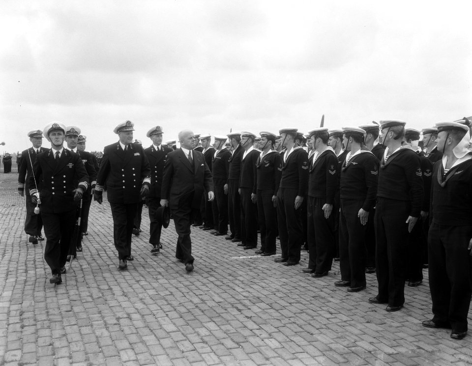 Commando overdracht Marine vliegbasis Valkenburg. Minister van Oorlog C. Staf in, Bestanddeelnr 906-6433