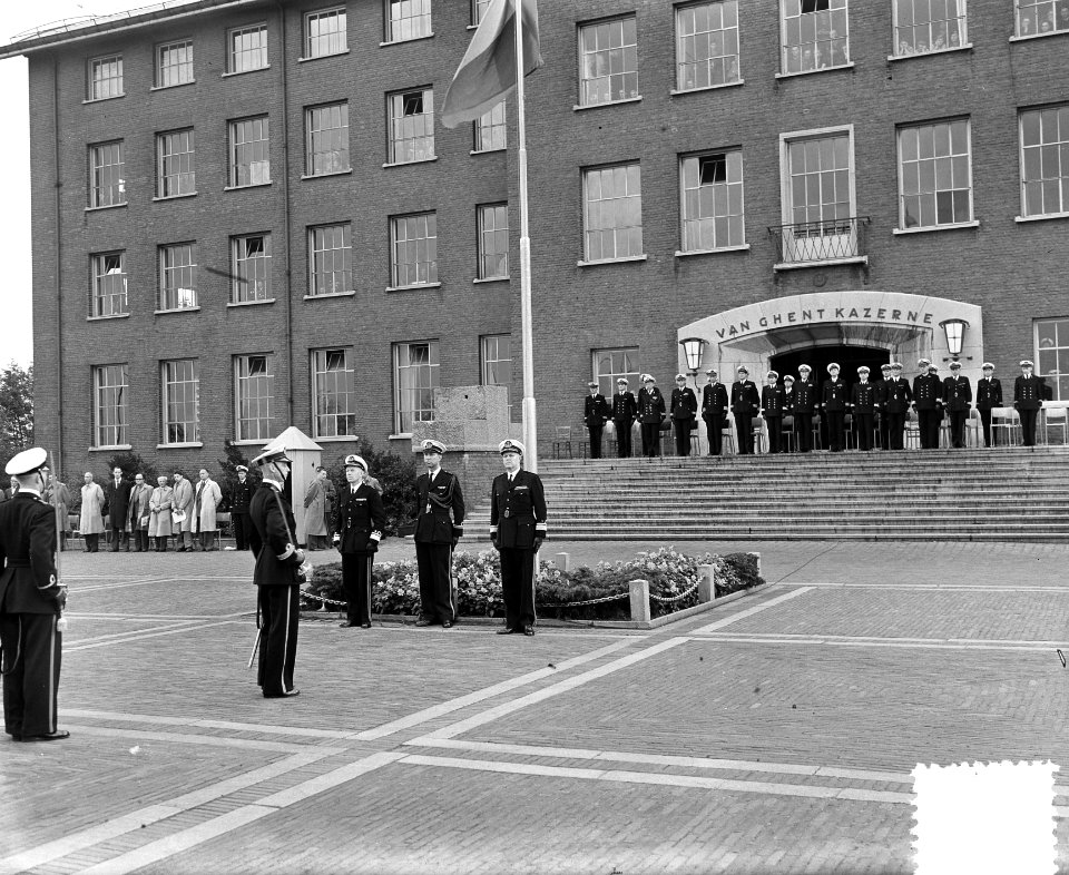 Commando-overdracht Mariniers in de Van Ghentkazerne te Rotterdam. tussen genera, Bestanddeelnr 906-7382