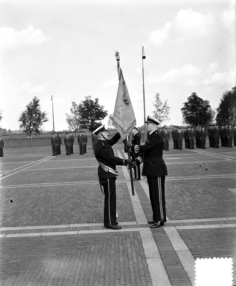 Commando-overdracht Mariniers in de Van Ghentkazerne te Rotterdam. tussen genera, Bestanddeelnr 906-7379