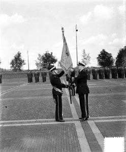 Commando-overdracht Mariniers in de Van Ghentkazerne te Rotterdam. tussen genera, Bestanddeelnr 906-7379