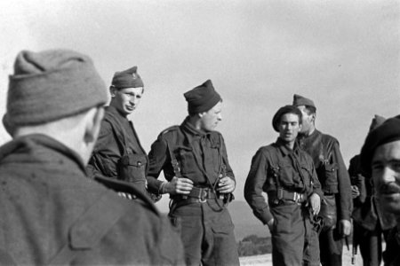Commando-training. The exercise is over, the men listen to criticism De oefe, Bestanddeelnr 934-9409