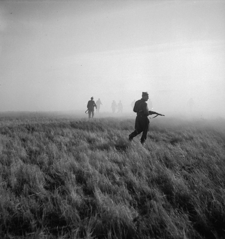 Commando-training. 27. Men attacking through a smoke screen Mannen in de aanv…, Bestanddeelnr 934-9405